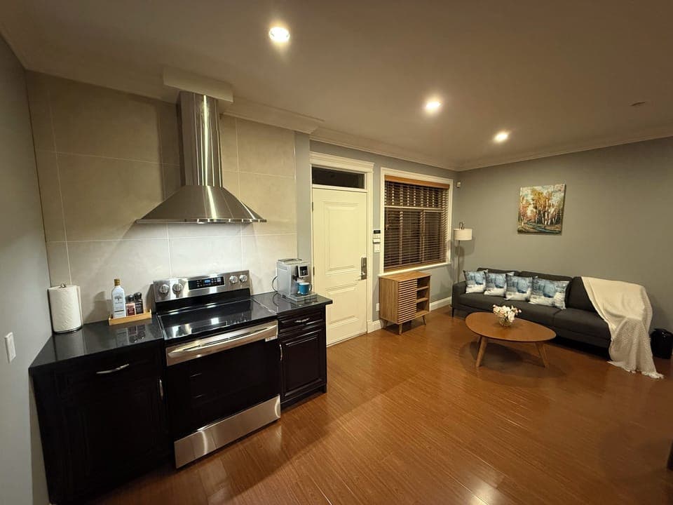 Overview of the entrance, cooking area and living area