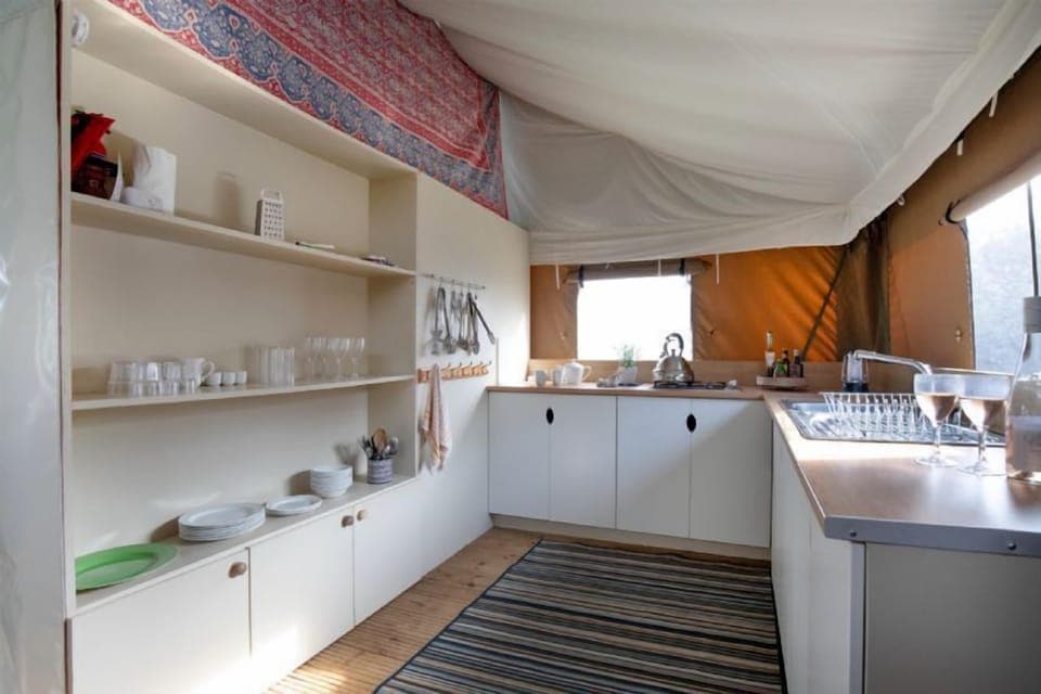 Well equipped kitchen with gas hob