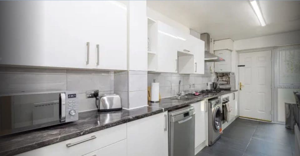 Fully fitted kitchen with washing machine/ oven/ stove/ dishwasher and cookware