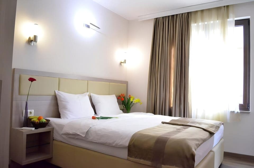 Unit with 1 Double or 2 Twin beds. Exact unit will be assigned upon arrival. Views, colors, and decor may vary.