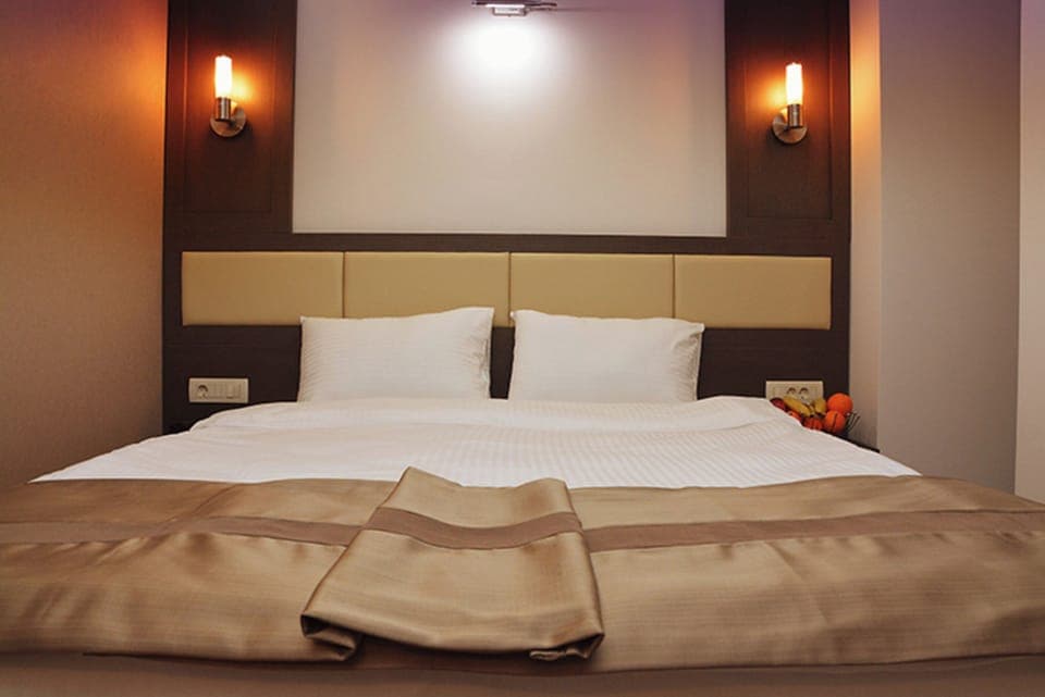 Unit with Double bed. Exact unit will be assigned upon arrival. Views, colors, and decor may vary.