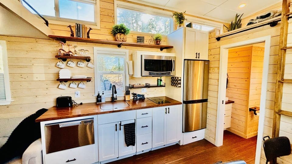 Full-size kitchen provides you everything you cook a gourmet meal. 