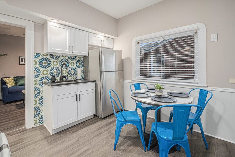 Dining area that seats 4