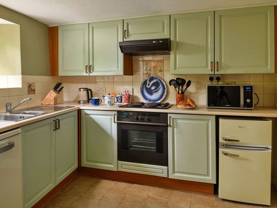 Kitchen Appliance, Kitchen, Major Appliance, Kitchen Stove, Countertop, Cabinetry, Stove, Gas Stove, Home Appliance, Drawer