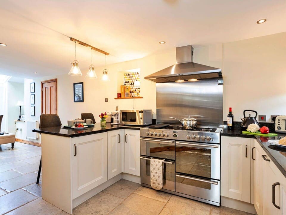 Shade, Mountain Range, Outdoor Structure, Eco Hotel, Deck, Outdoor Furniture, Garden, Chair, Landscaping, Hardwood