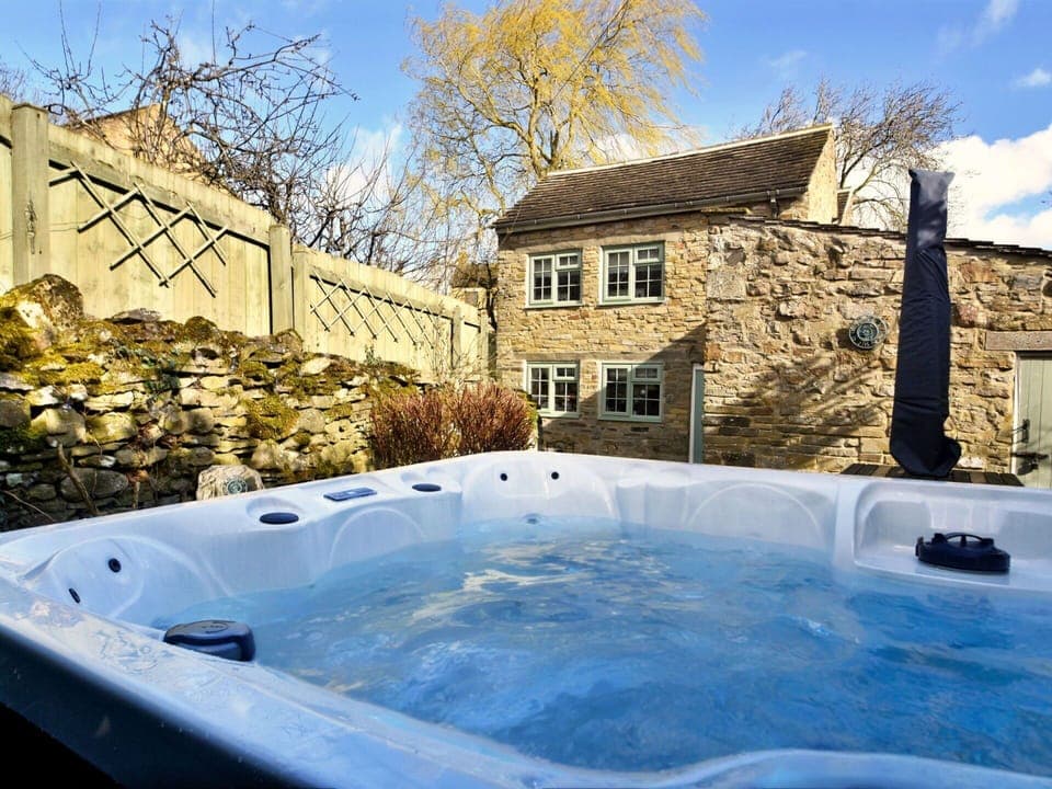 Shade, Mountain Range, Outdoor Structure, Eco Hotel, Deck, Outdoor Furniture, Garden, Chair, Landscaping, Hardwood