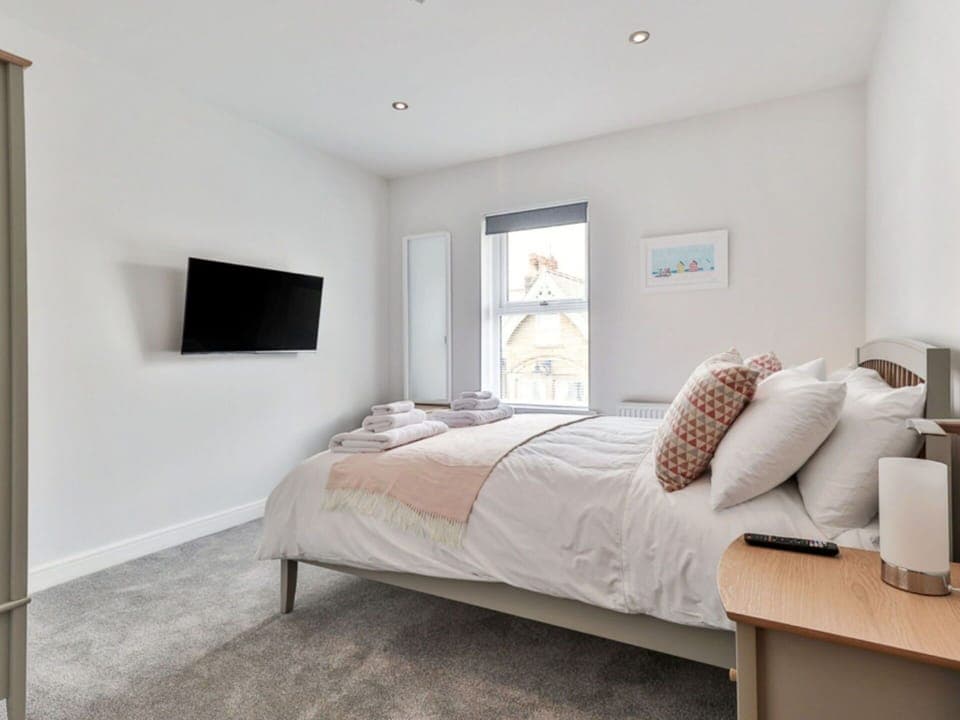 Shade, Mountain Range, Outdoor Structure, Eco Hotel, Deck, Outdoor Furniture, Garden, Chair, Landscaping, Hardwood