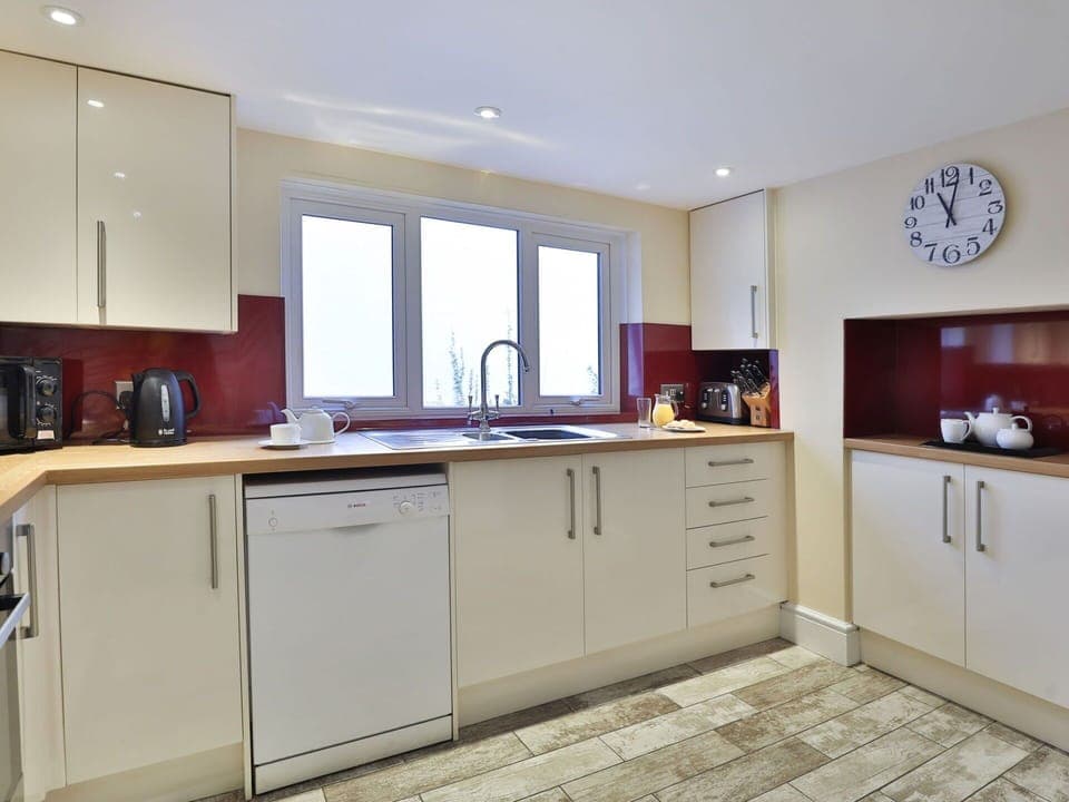 Shade, Mountain Range, Outdoor Structure, Eco Hotel, Deck, Outdoor Furniture, Garden, Chair, Landscaping, Hardwood