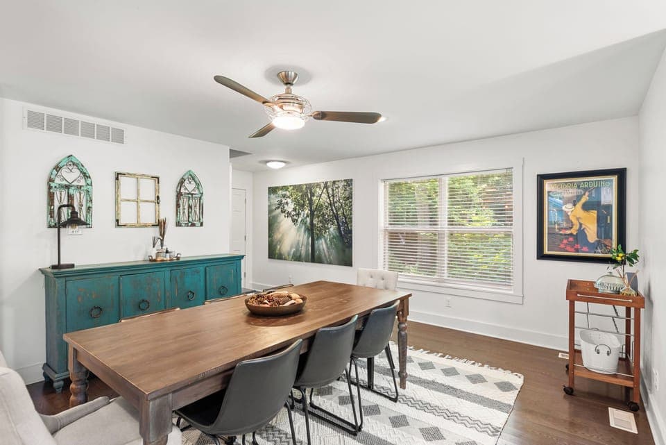 Stylish details and space for everyone around the table.