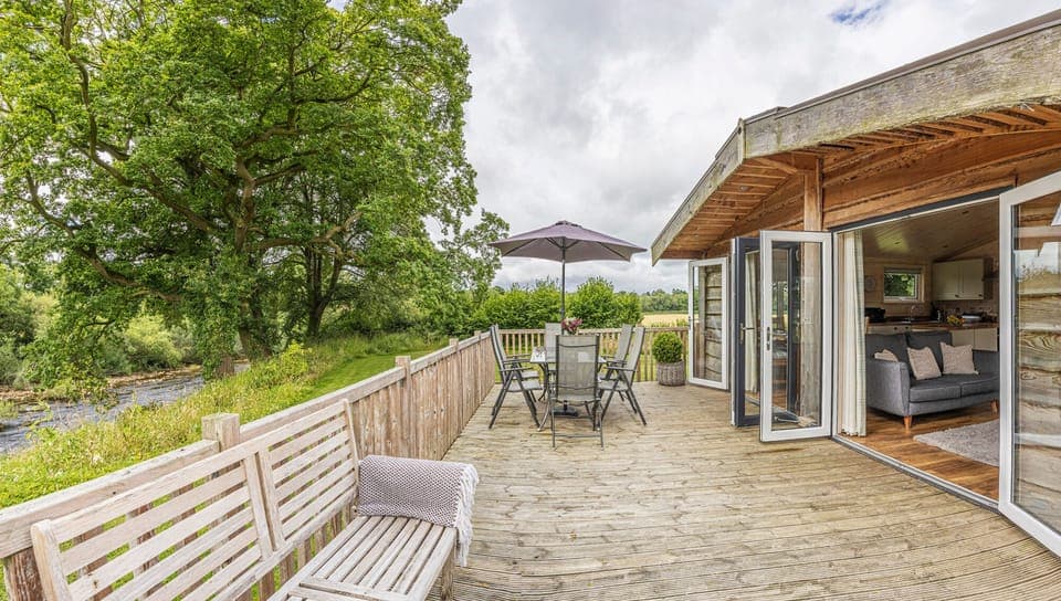Kingfisher Lodge veranda overlooking the river