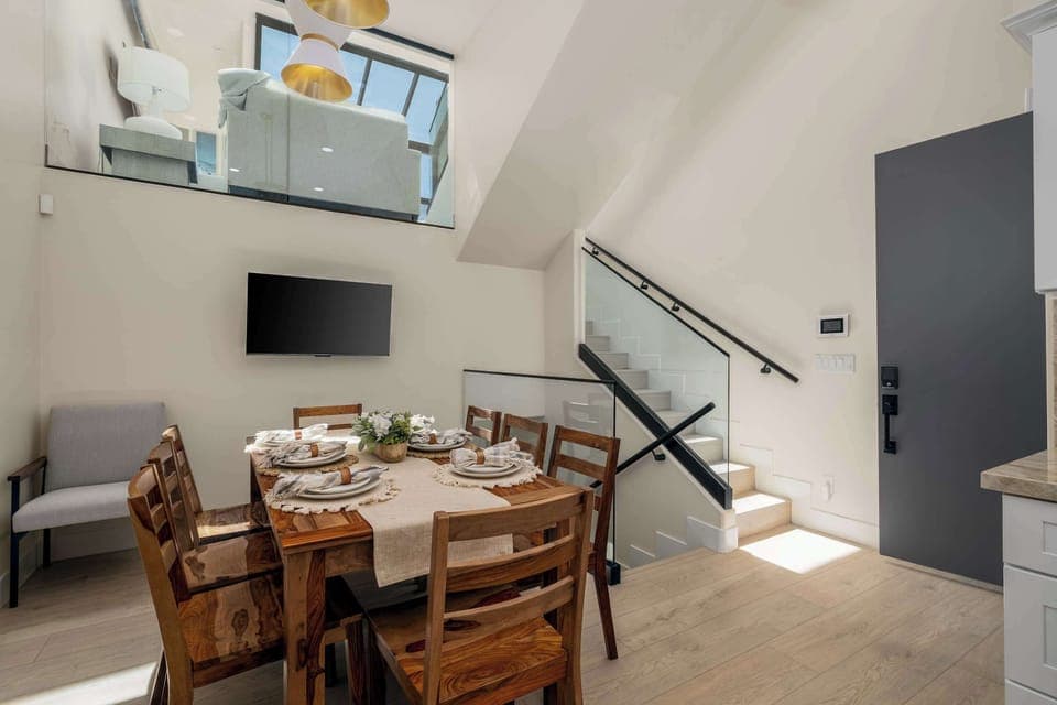 Dining area (seating, AC, TV)