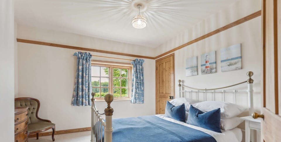 Bedroom 4 with double bed