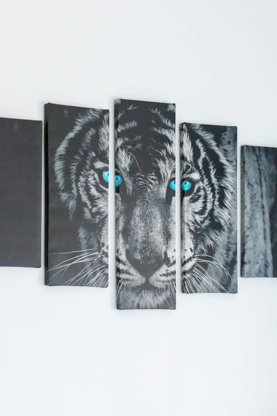 Decorative details in the apartment. 