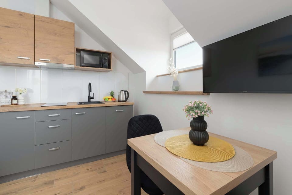 Modern, fully equipped kitchenette. 