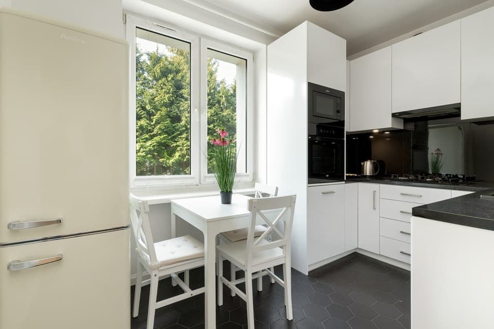 A bright kitchen with glossy finishes invites you to cook and enjoy meals together.