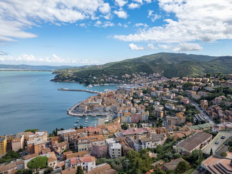 Blue, Water, Body Of Water, Building, City, Residential Area, Coast, Horizon, Waterway, Coastal And Oceanic Landforms