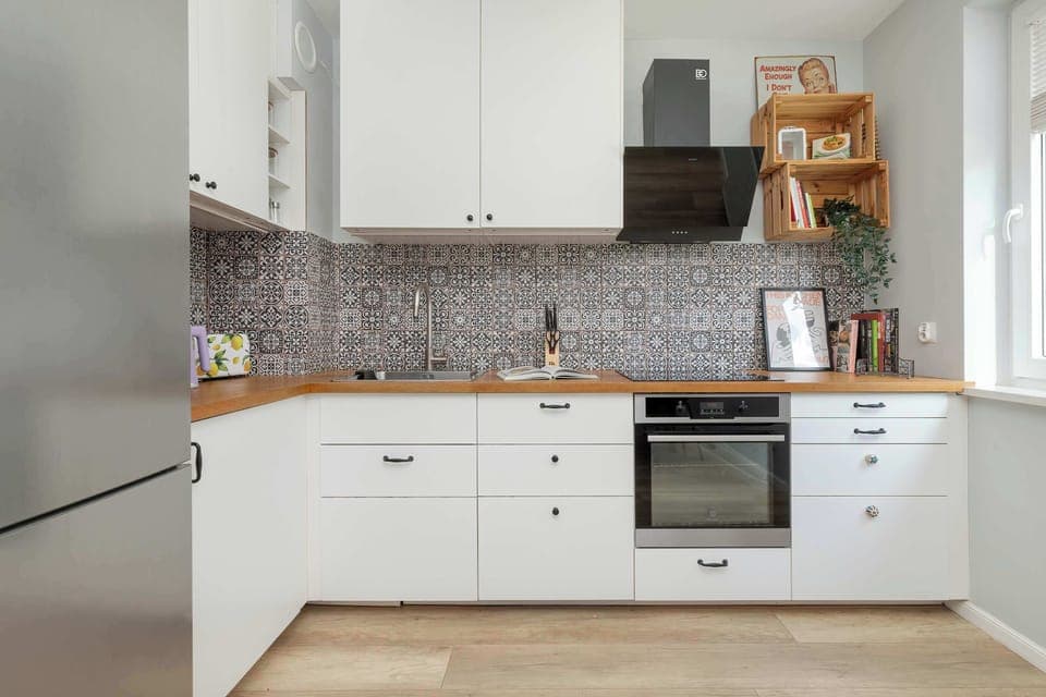 A fully equipped kitchen with designer tiles makes it easy to cook your favorite meals.