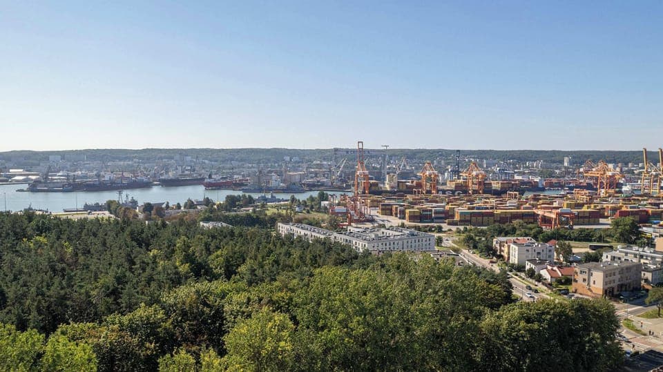 The spectacular bird's-eye view shows the apartment against the backdrop of the bustling port city, with views of green spaces, modern residential neighborhoods and the picturesque city skyline stretching to the horizon.