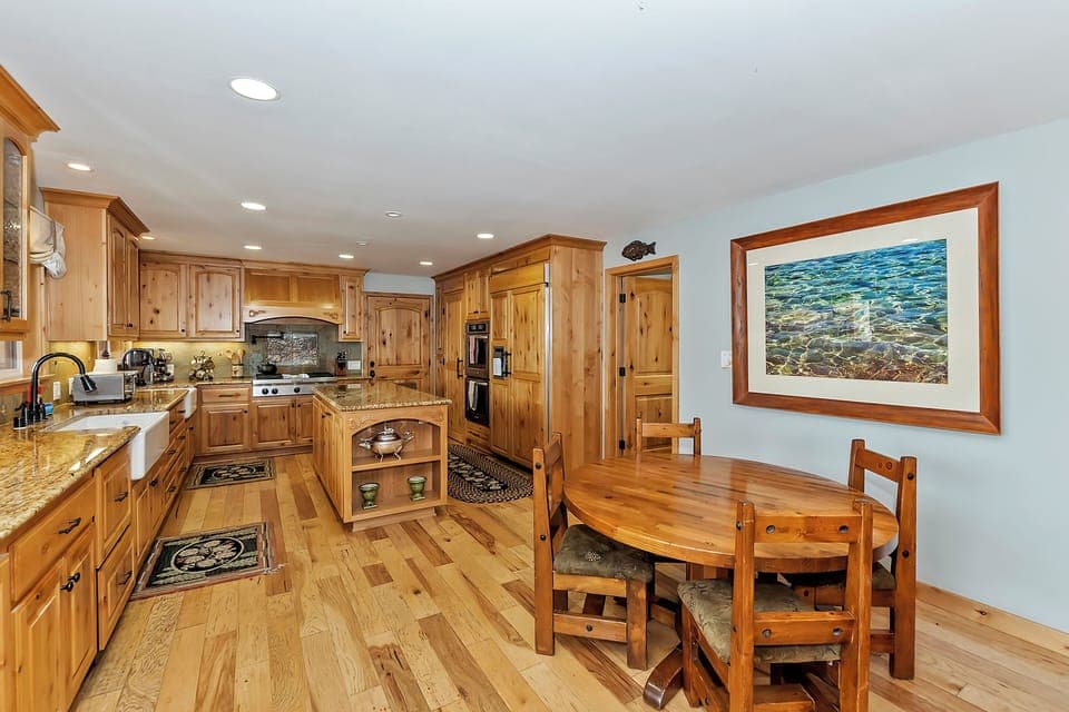 Breakfast table in the kitchen. (Lagunita Shores)