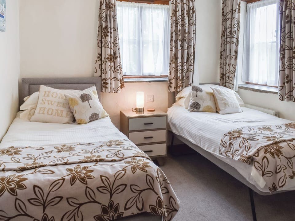 Twin bedroom | Clover - Tregolls Farm Cottages, St Breock