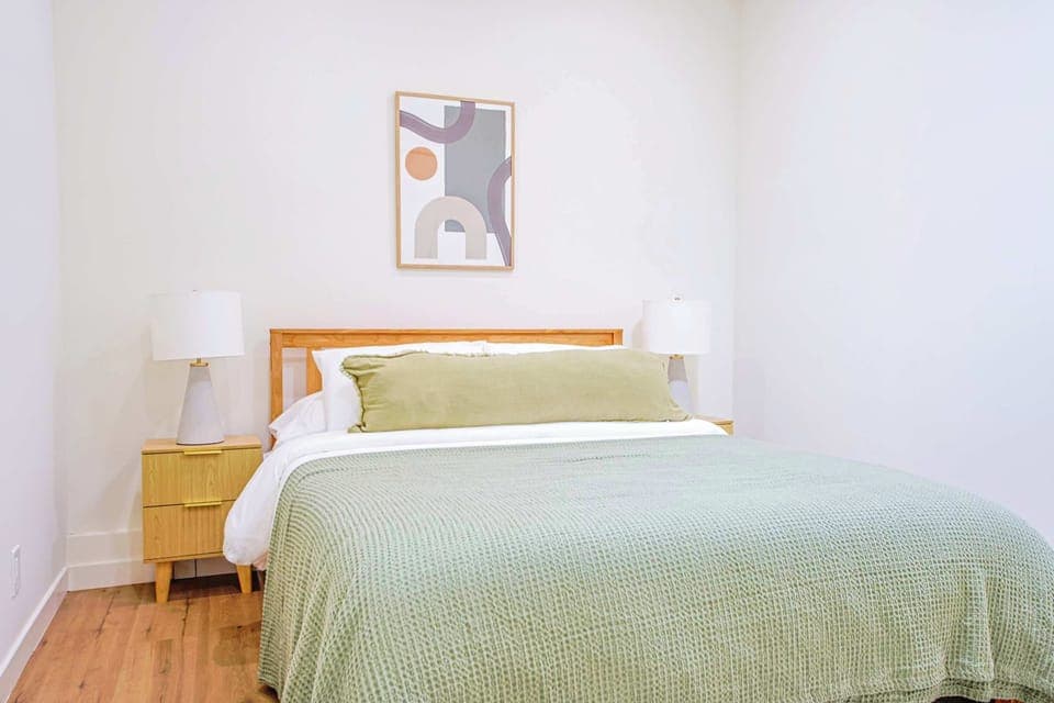 Converted Garage - Bedroom 6 Queen Bed