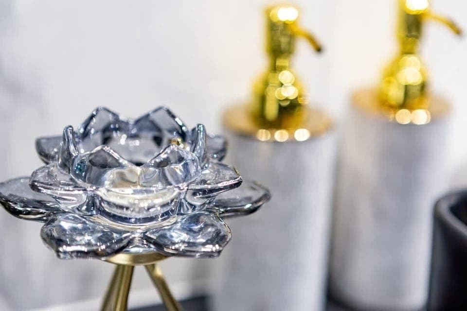 Decorative details in the apartment. 