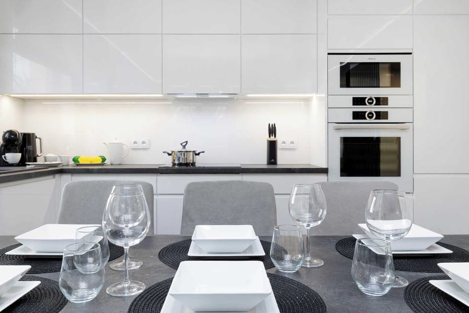 Fully equipped kitchenette. 