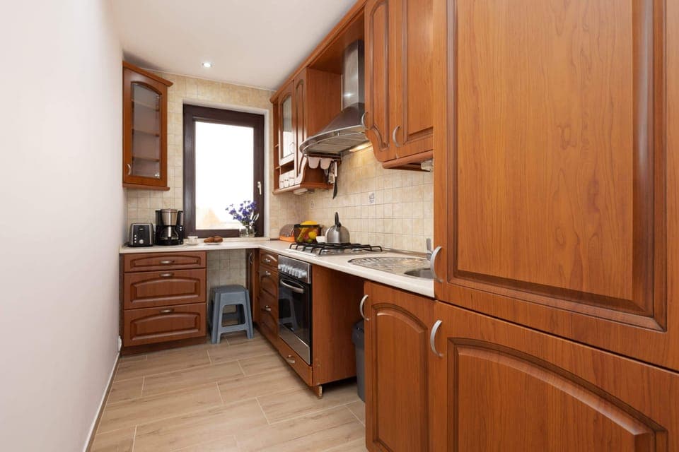 Modern, fully equipped kitchen.