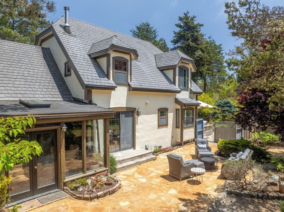 Back view of the Lichen Manor