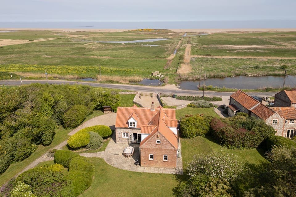 Drift Cottage (Salthouse): Located in an enviable position in Salthouse village with stunning views of the marshes