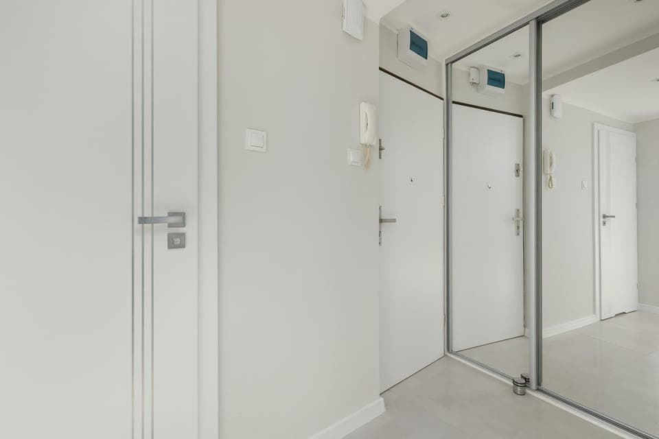 Jasny przedpokój z przestronną szafą w zabudowie.