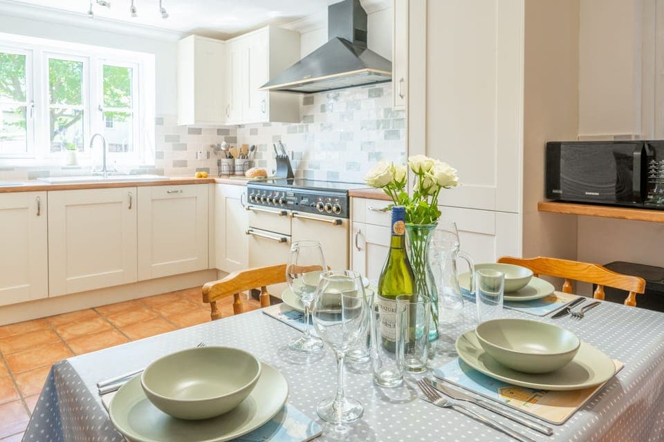 Samphire Cottage (Holt): Kitchen/ diner with Rangemaster oven