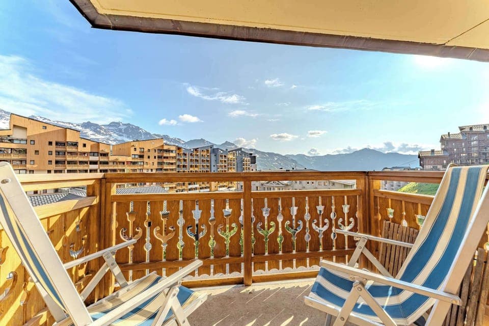 Soak in the majestic views over the snow-capped Alps from your private balcony in Val Thorens. Perfect spot to unwind after a day in the 3 Vallées.
