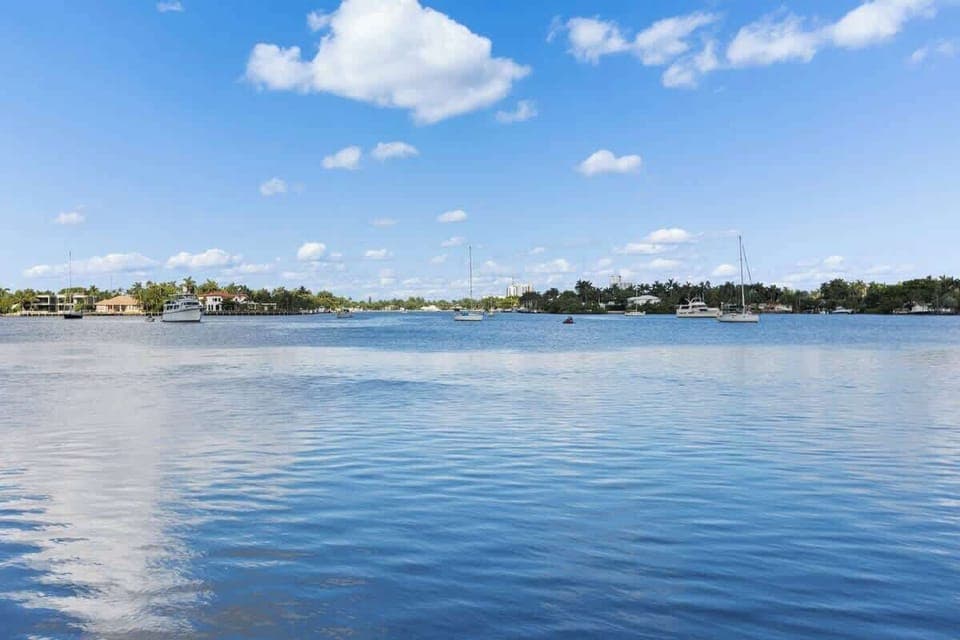 Peaceful and picturesque ⛵ This South Florida vacation rental offers tranquil waterfront views and boating access—perfect for couples, groups, or extended stays.