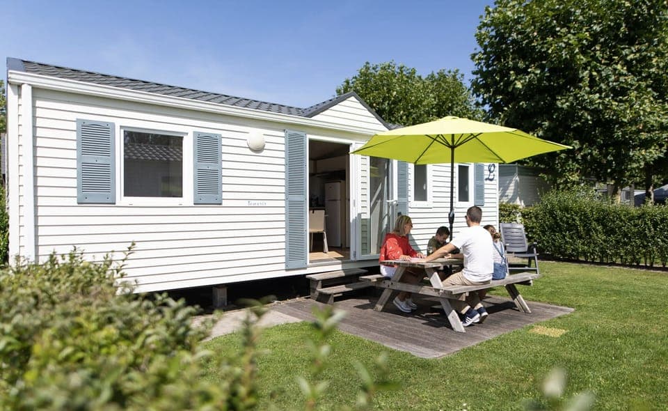 Front with garden of Holiday Park Klein Strand - Comfort Chalet 4p