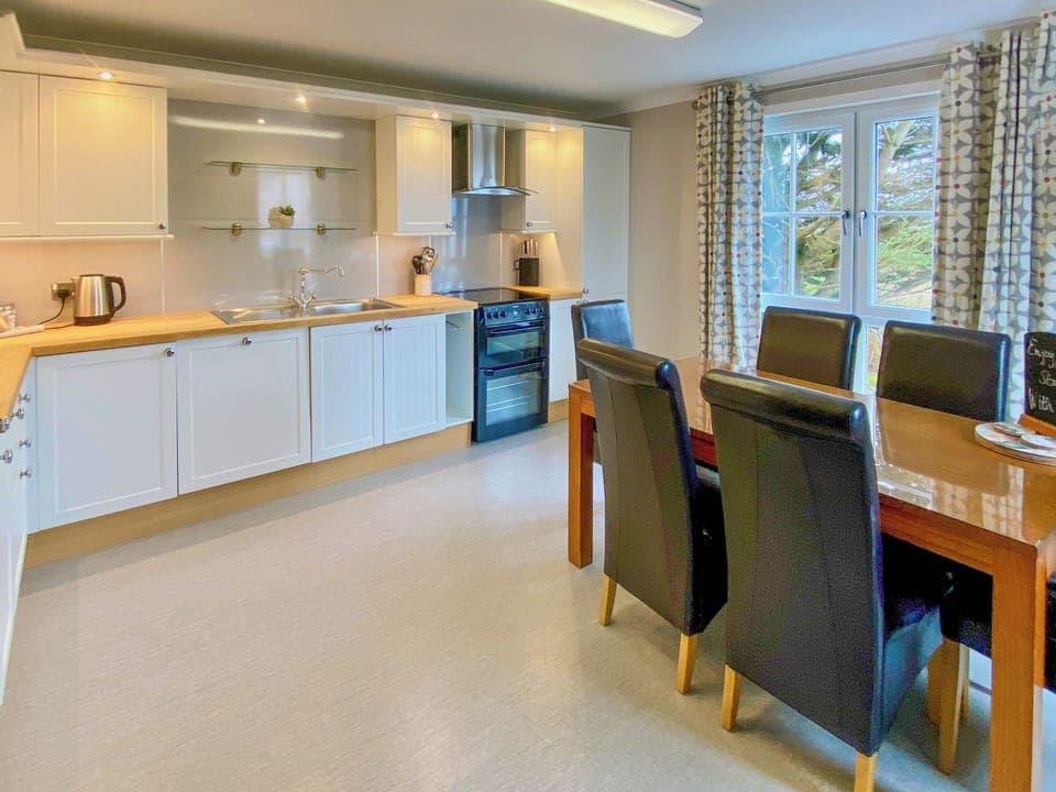 Kitchen | Broad Holidays - Townhouse - Broad Street Gardens Apartments, All Orkney Islands