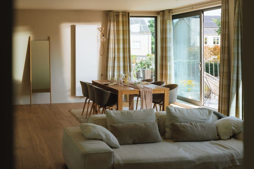 Holiday Home in Halle: Bright dining area with garden view – Enjoy meals at the wooden dining table overlooking the private garden.