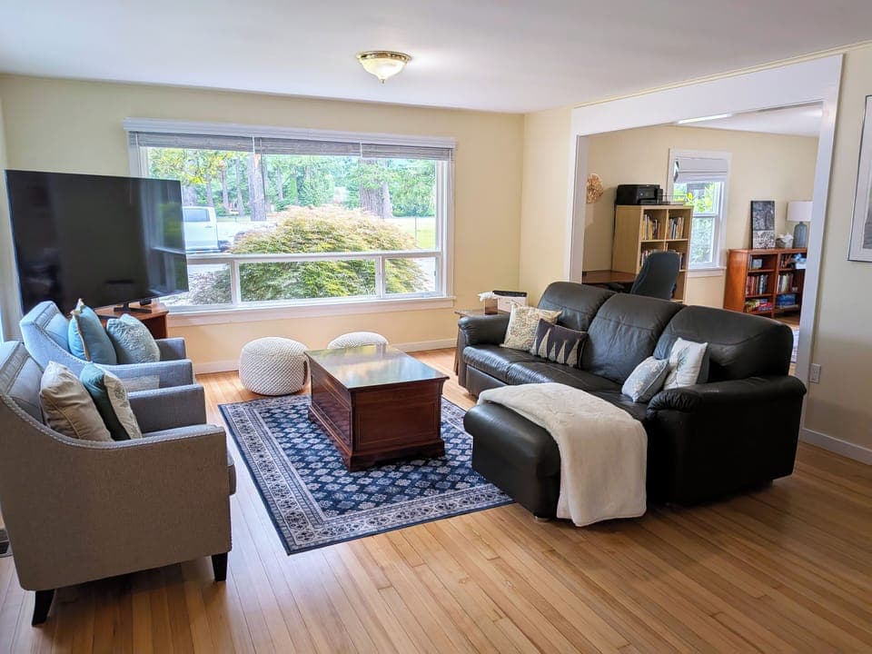 Livingroom opens into the library/office