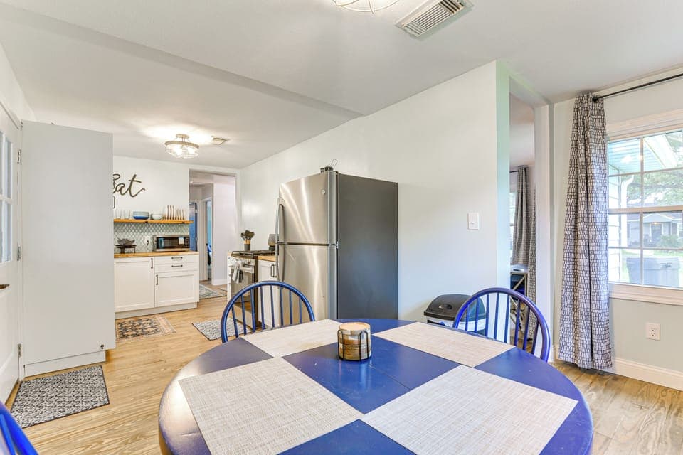 Dining Area | Dishware/Flatware Provided