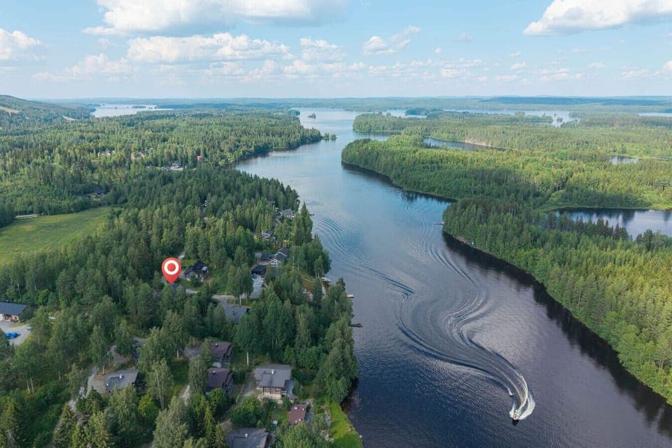 Our cabin is located in the beautiful and peaceful Tahkovuori area, one of Finland’s most beloved year-round holiday destinations. Whether you`re visiting in winter or summer, Tahko offers a wide variety of activities right at your doorstep.
