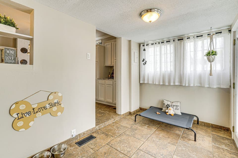 Foyer | Dog Door, Bed & Bowls