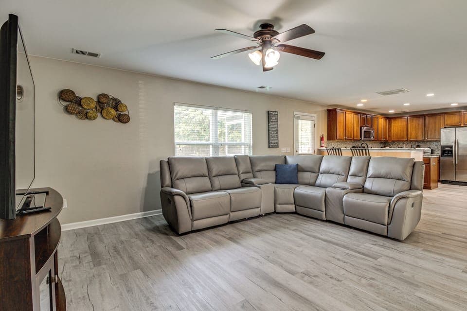 Living Room | Smart TV | Free WiFi | Workstation