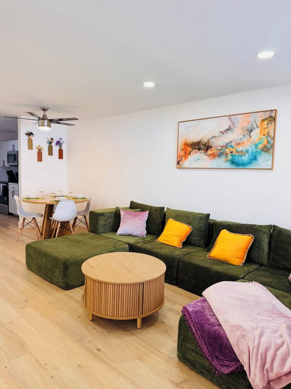 Elegant, spacious and cozy - ideal for movie nights, games or unwinding 