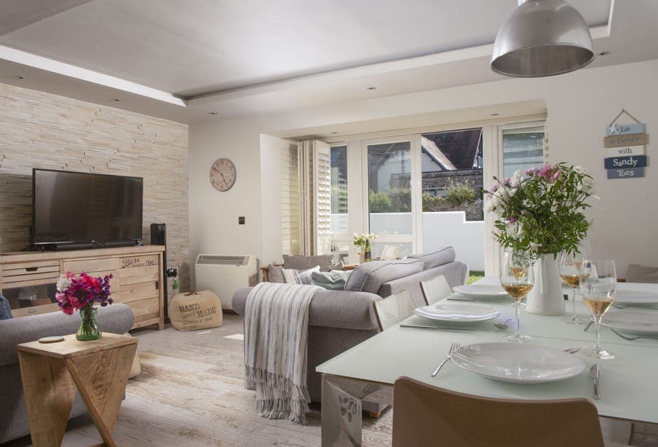 7 Pentire Rocks, Polzeath: Adorened with a neautral colour pallete creating a relaxed atmosphere