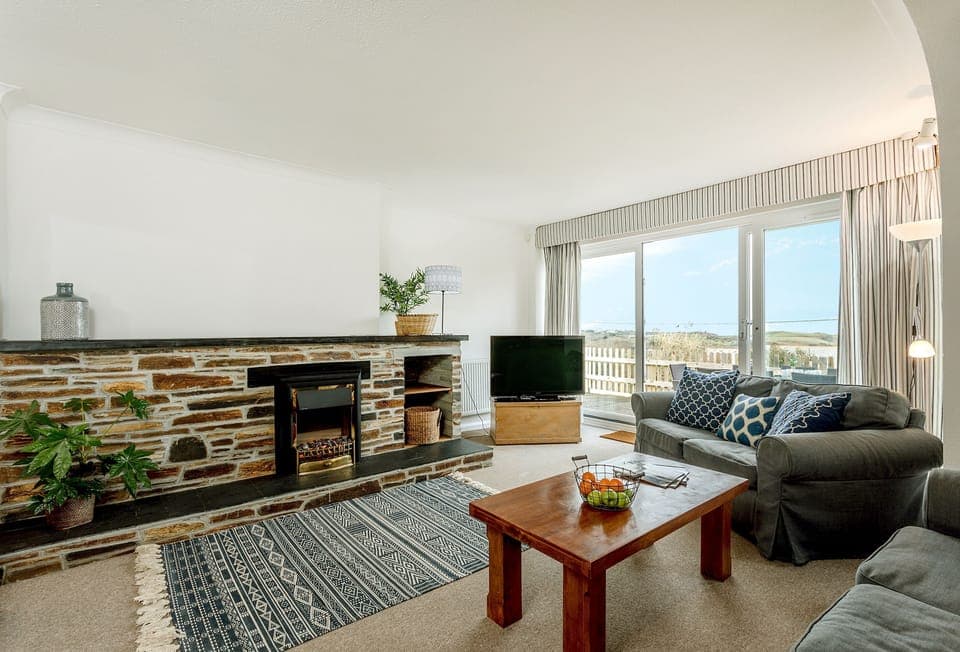 Boskenna, Boscastle: A roomy living area where you can relax and enjoy coastal scenery.