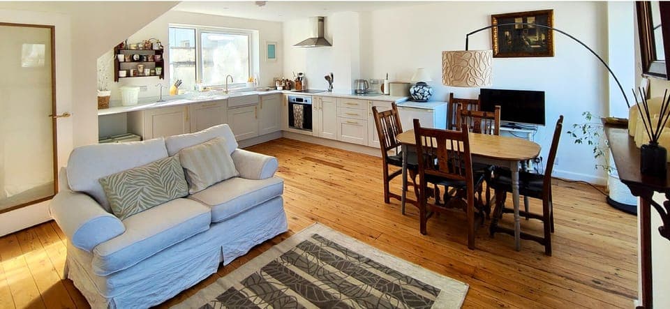 Bright and inviting open-plan space to cook, dine, and relax together