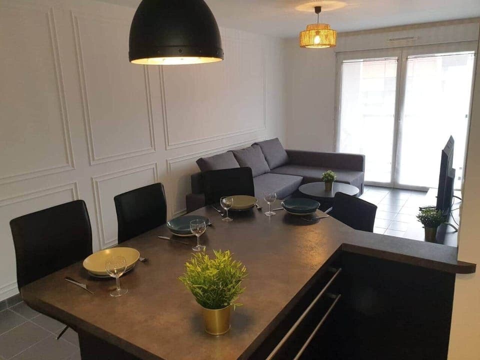 Salon et table cuisine américaine