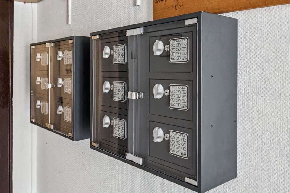 Wandtresore mit mehreren digitalen Schlüsselfächern für kontaktlose Schlüsselübergabe und sichere Aufbewahrung in der Ferienunterkunft.