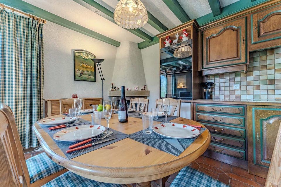 Cook like at home with our fully equipped kitchen: oven, stove, microwave, coffee machine, toaster, raclette grill & more. Everything you need for a perfect ski holiday in the Alps.