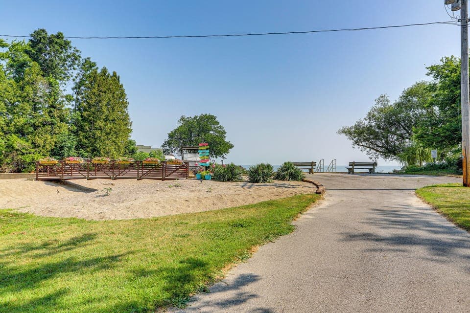 Path to Lake Erie/Beach Access